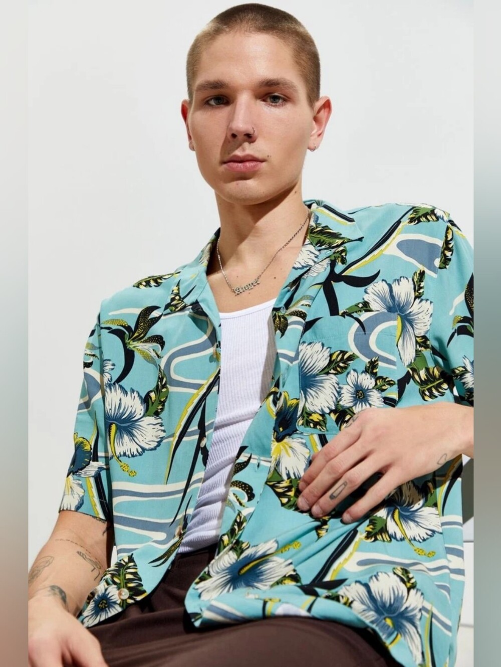 URBAN OUTFITTERS Light Blue Tropical Floral Multicolor Button Up Size Large